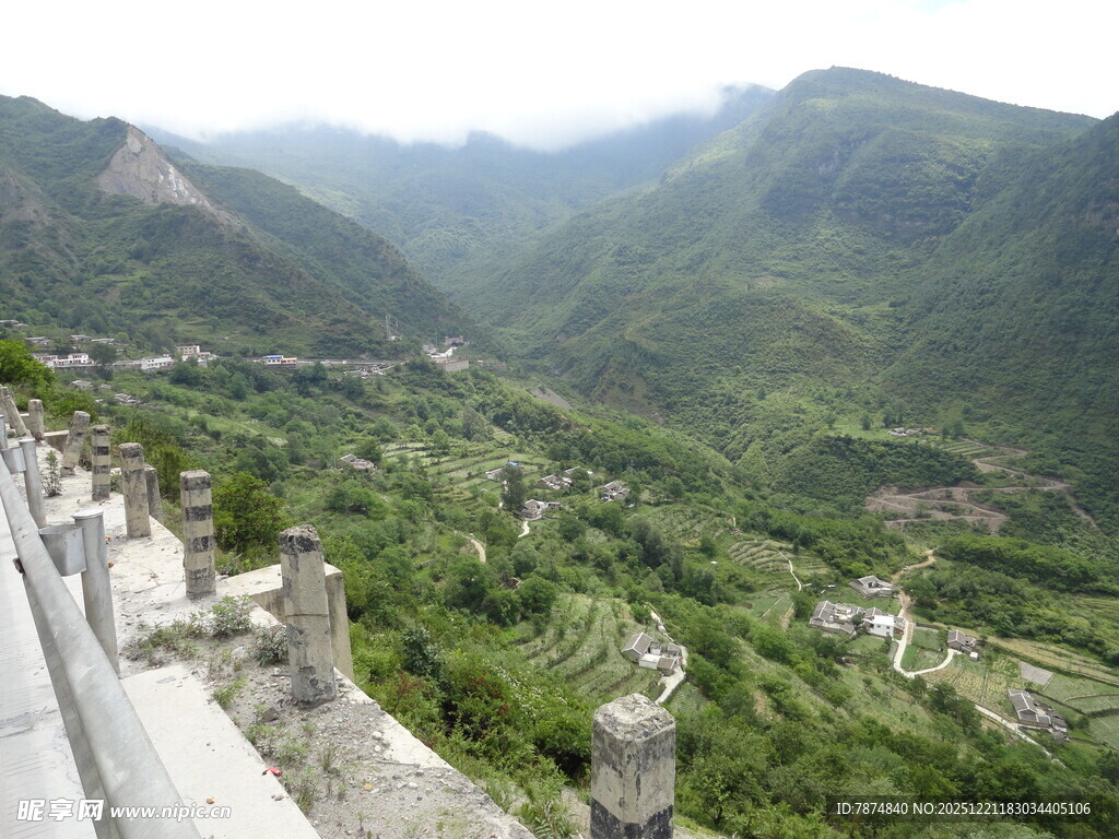 山间美景俯瞰秀丽风光