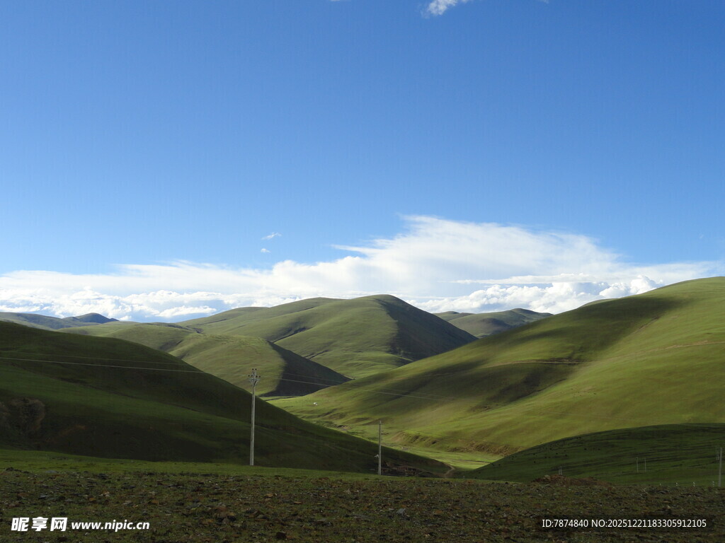 草原青山蓝天美景画卷