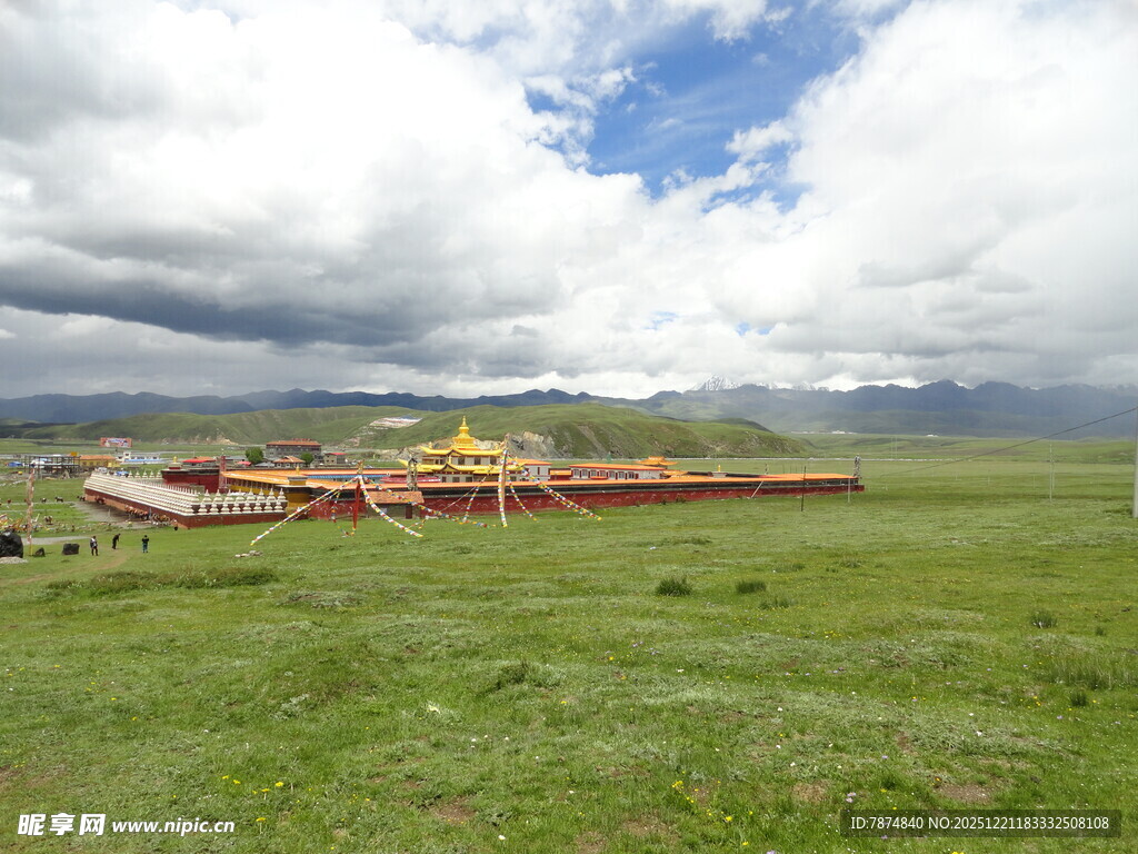 草原上的多彩建筑群落