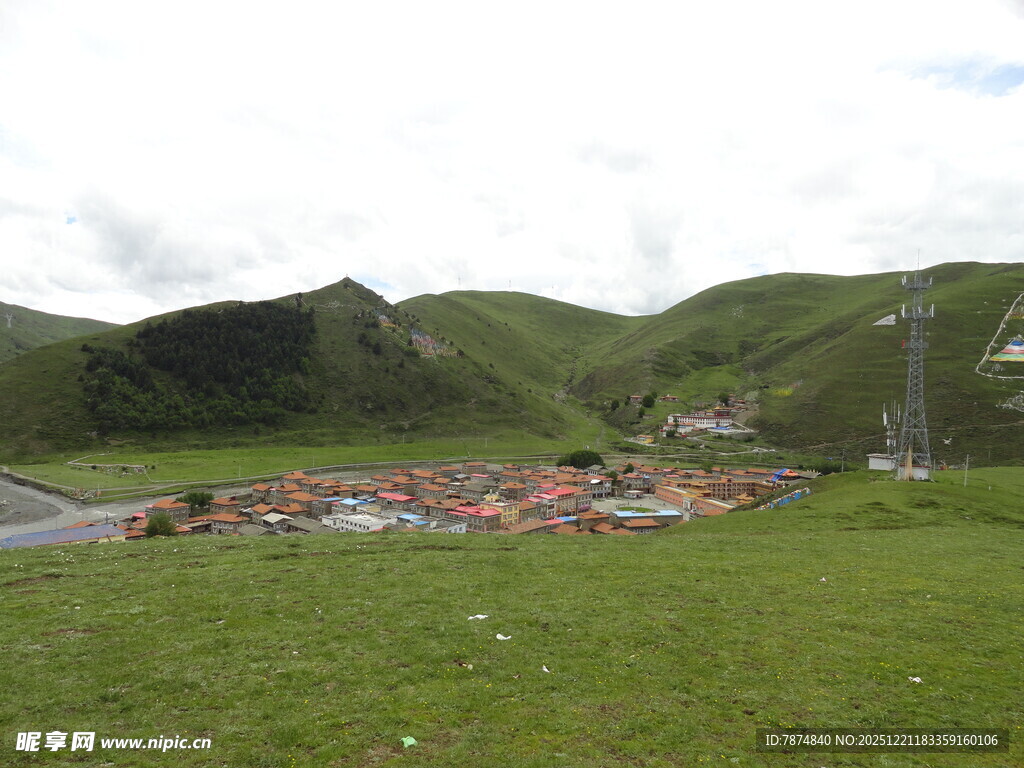 草原上的多彩村落