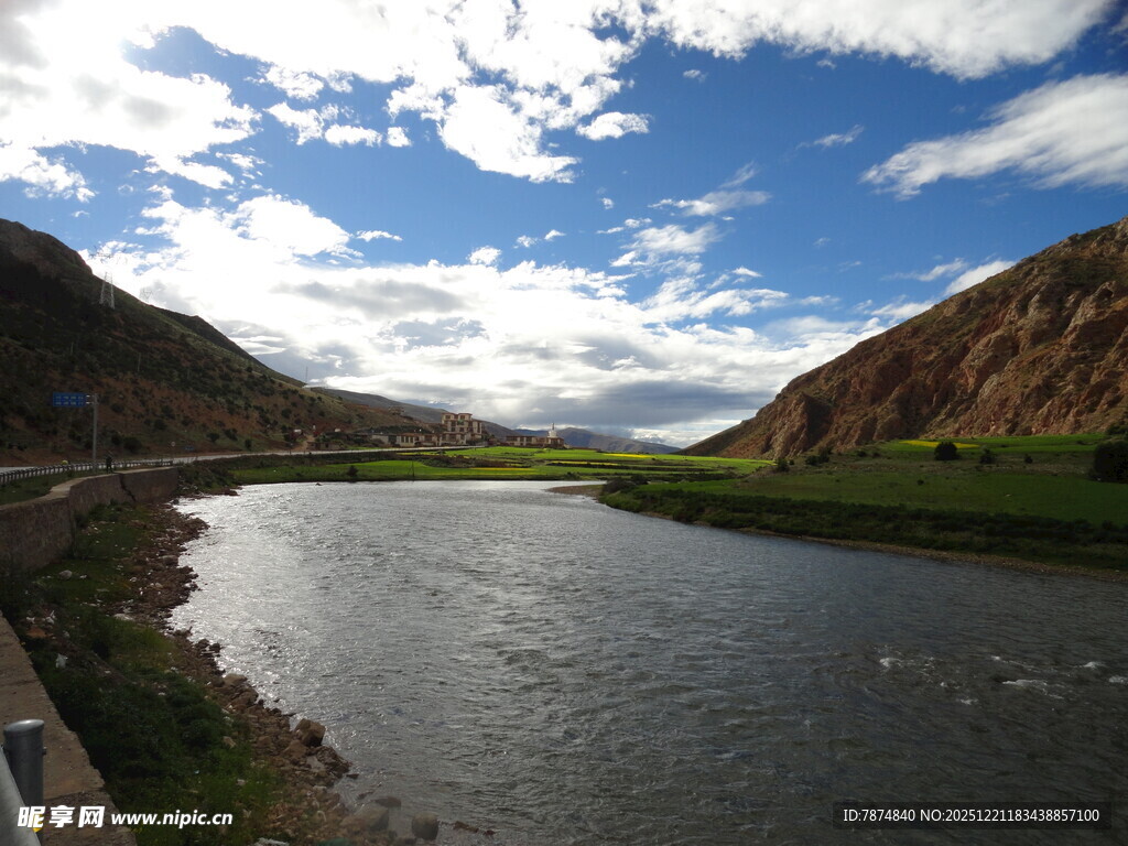 山间河流蓝天白云美景