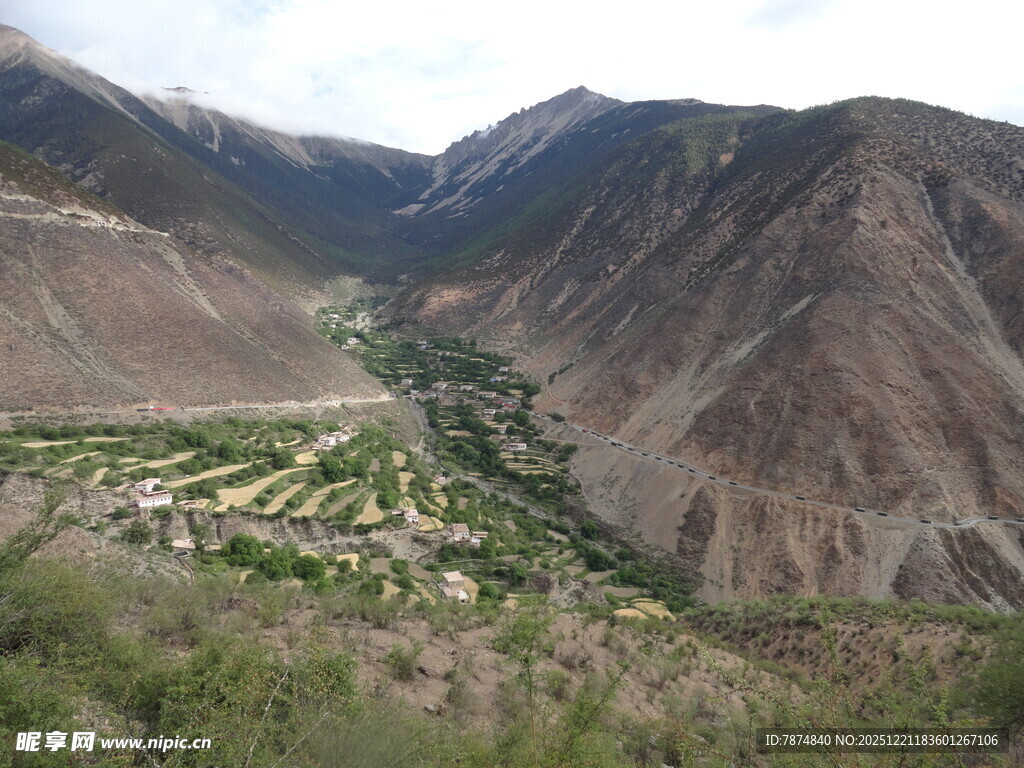 山谷中的村落景观