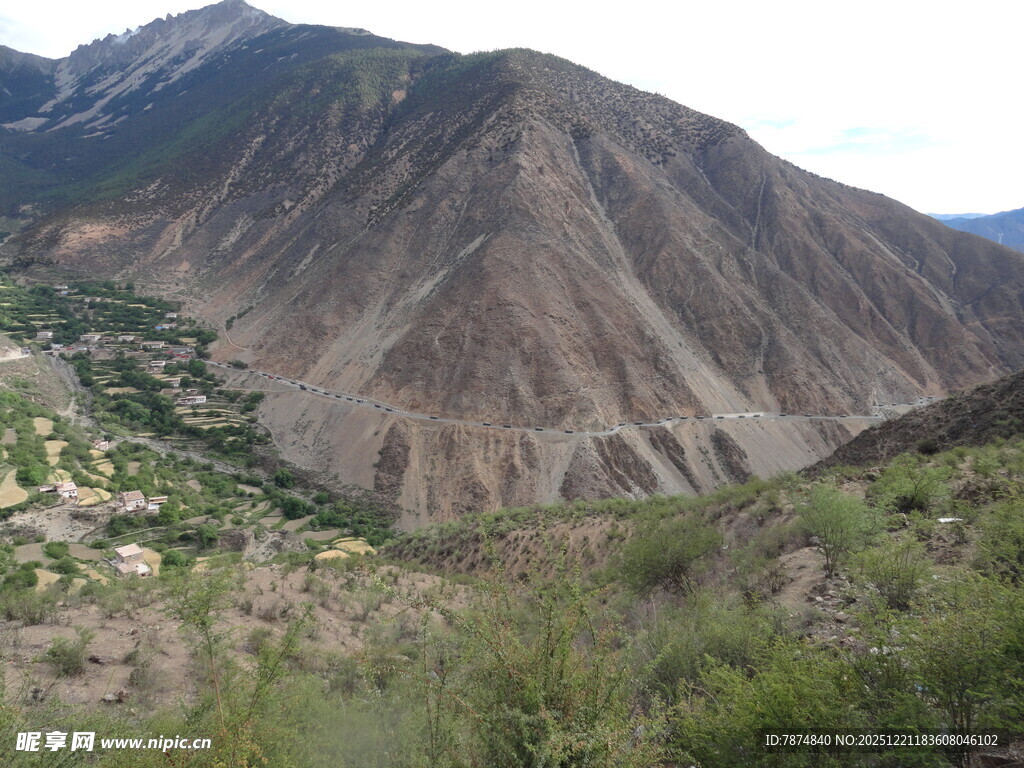 山间村落与葱郁植被景观
