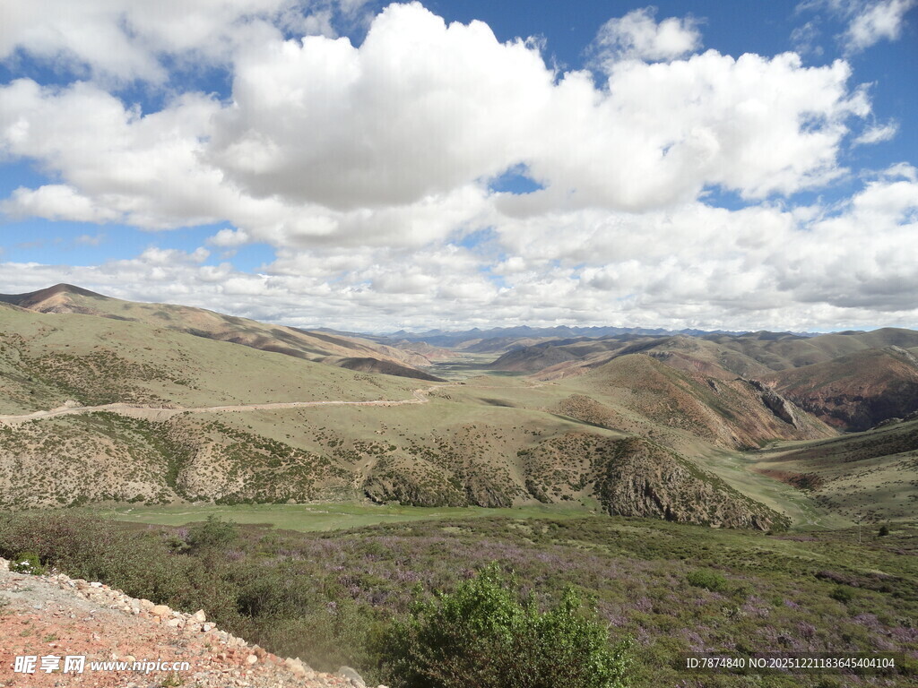 山间美景 蓝天白云覆绿野
