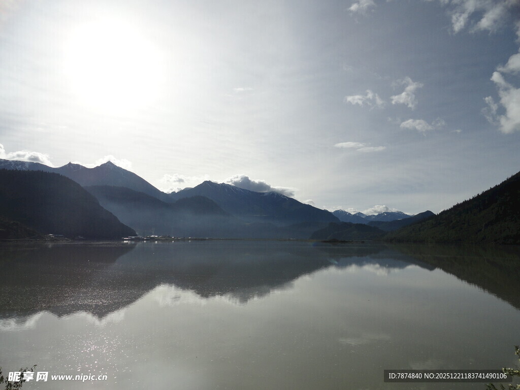 宁静山水间的澄澈湖面