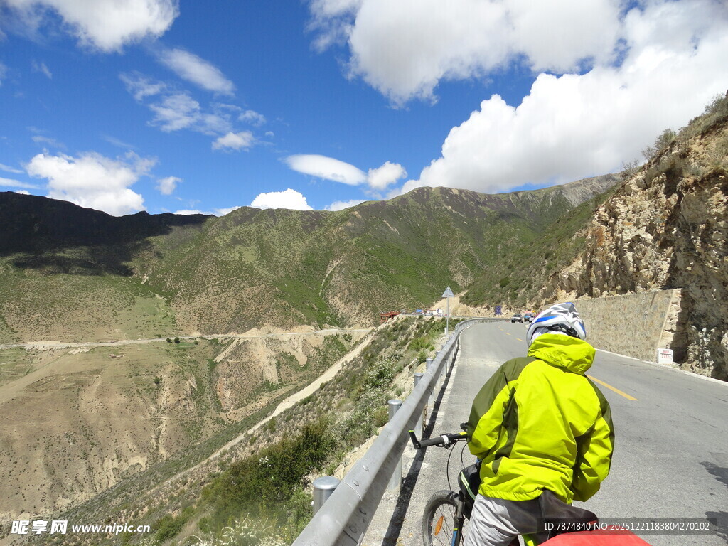 骑行者于山间公路赏景