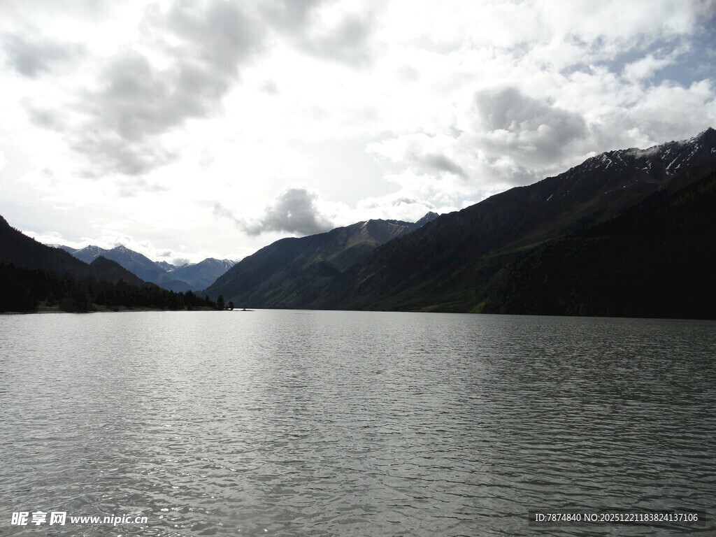 宁静山水间的澄澈湖泊