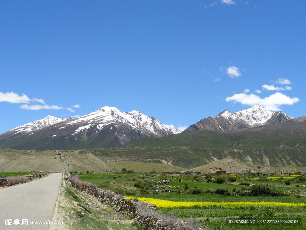 山间公路旁的壮丽雪山景色