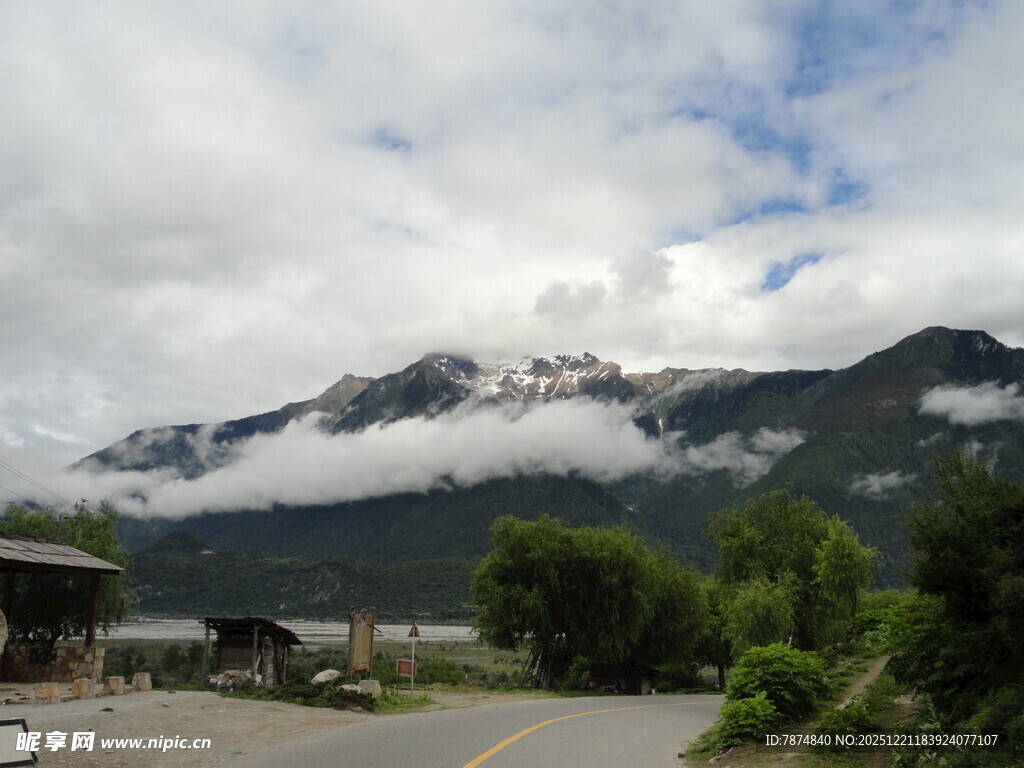 山间公路旁的秀丽风景