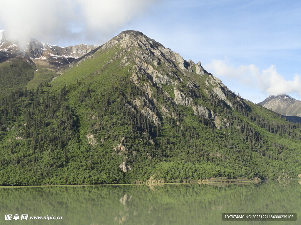 青山绿水间的秀丽湖景