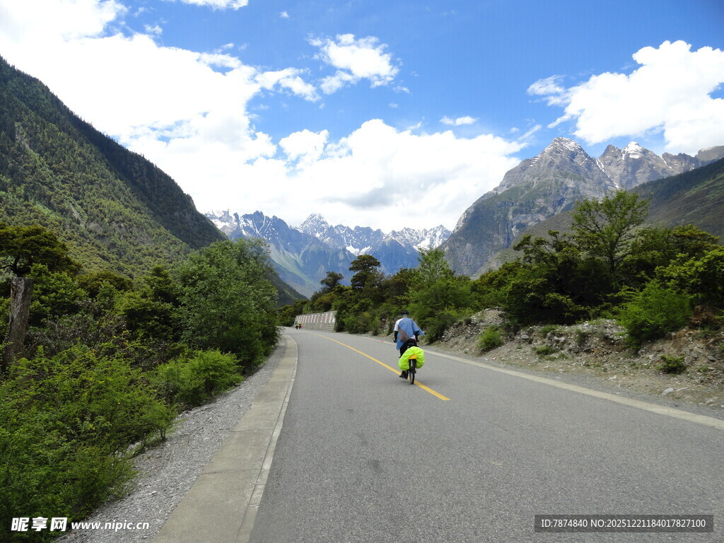 公路骑行者穿行于山间美景