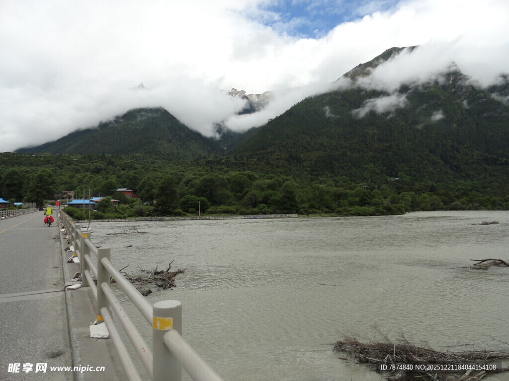 山间河畔栈道风景