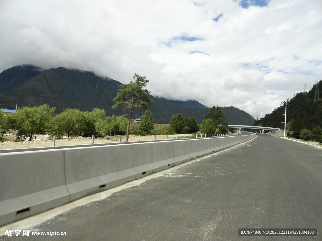 公路旁护栏与远山风景