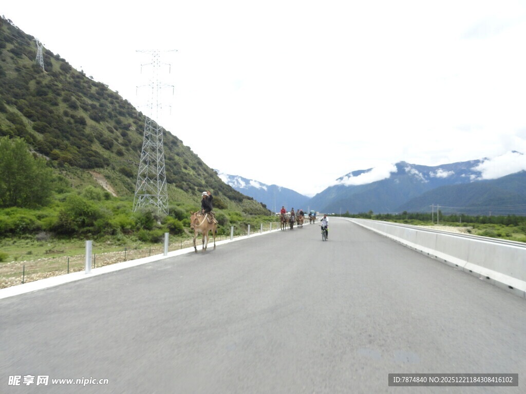 公路上的骑行者与山景