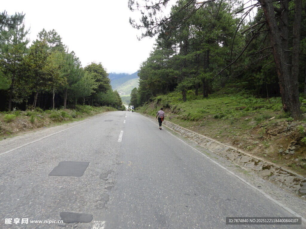 山间公路上的骑行者