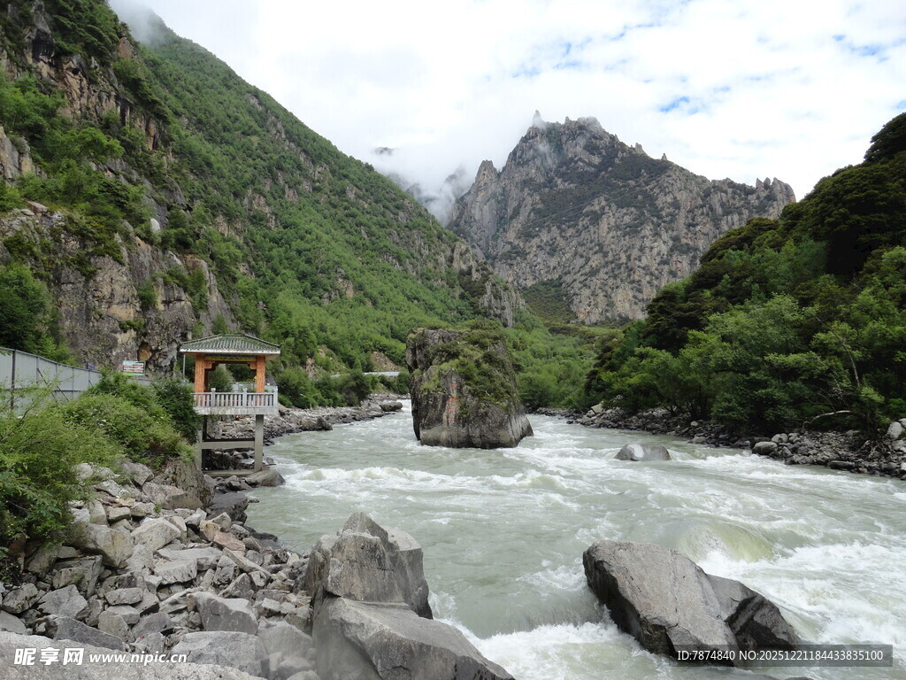山间湍急河流与壮美风景