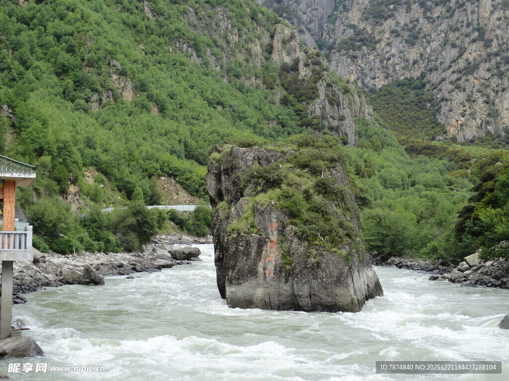 山间河流中的巨石景观