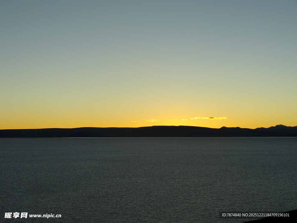 黄昏下的广阔海面景色