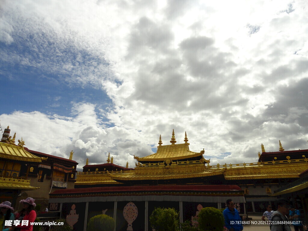 藏式寺庙金顶与蓝天白云