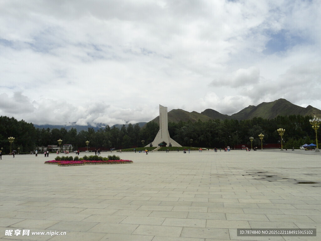 广场上的纪念碑与远山景色