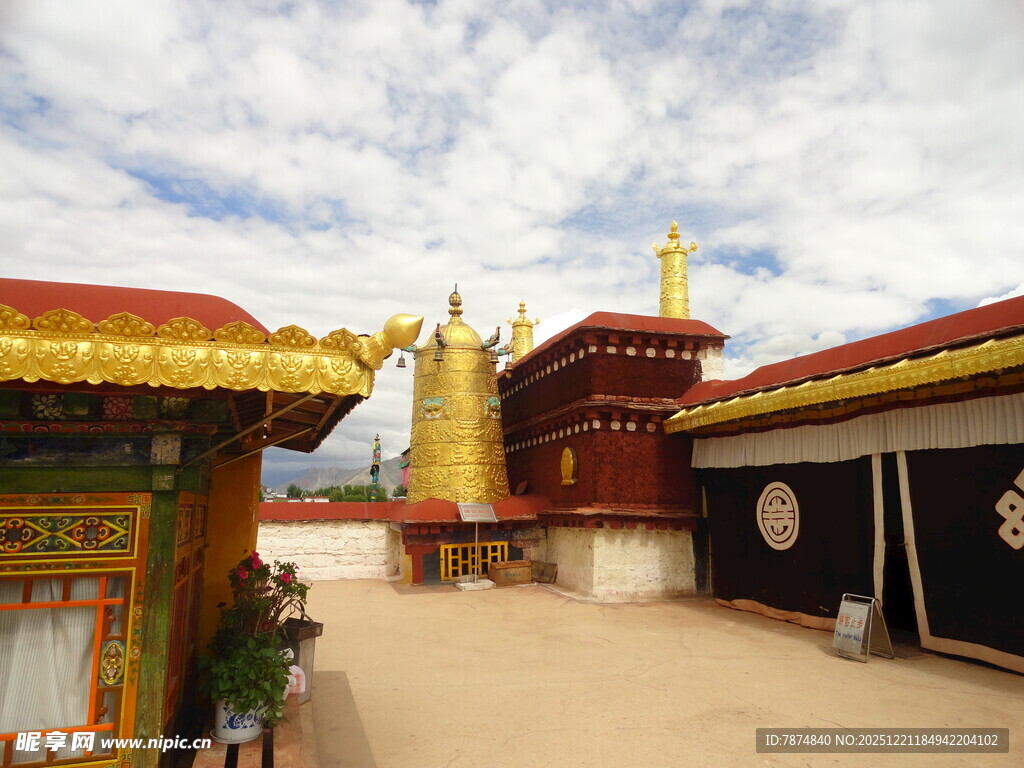 藏式寺庙金塔景观