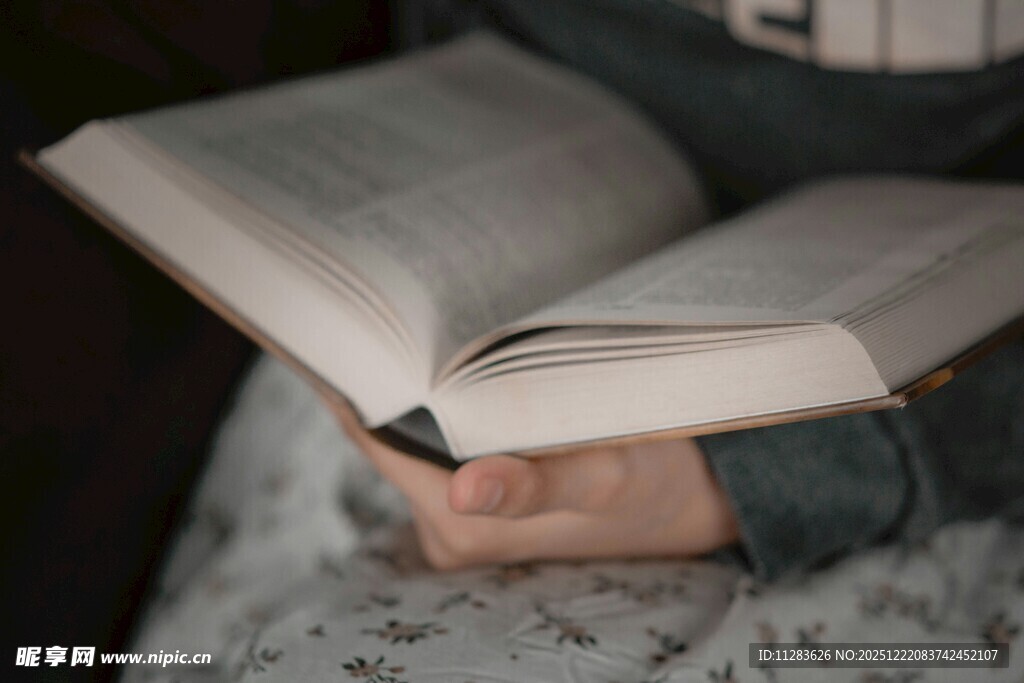 手捧翻开的书
