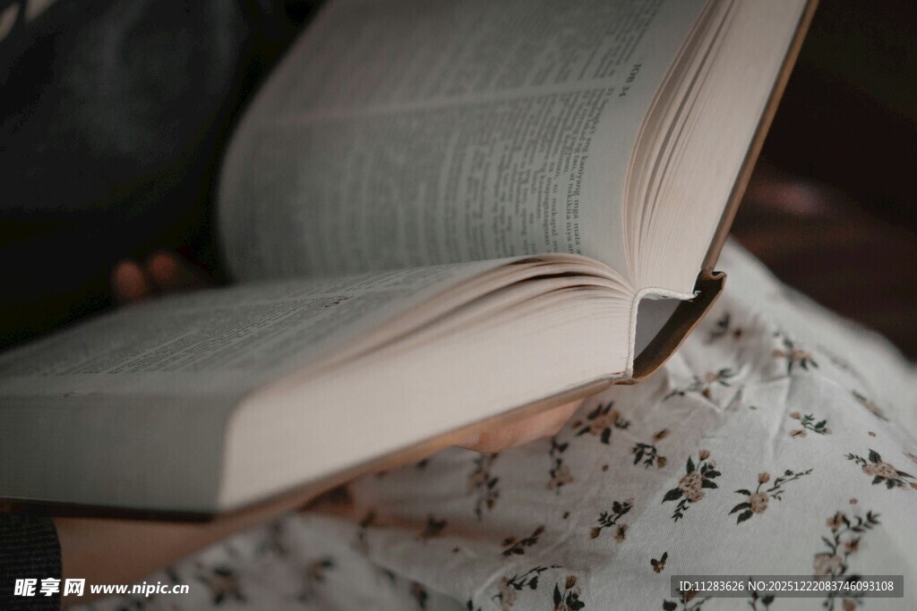 翻开的书本与花纹布料