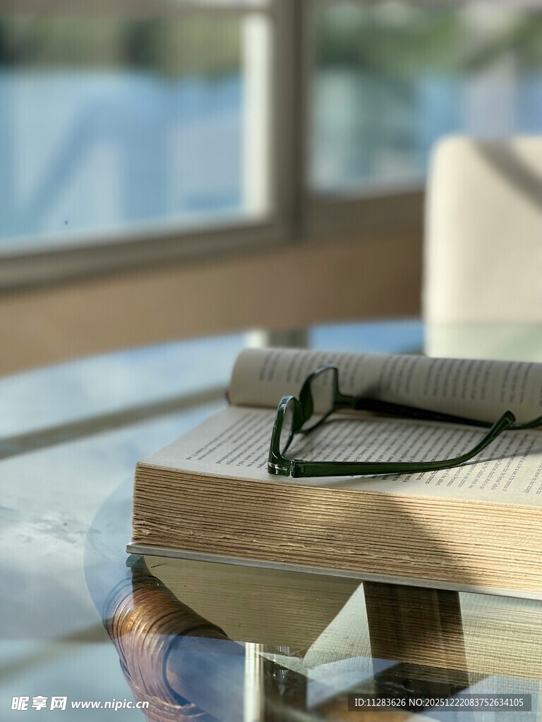 桌上眼镜与书籍的静谧场景