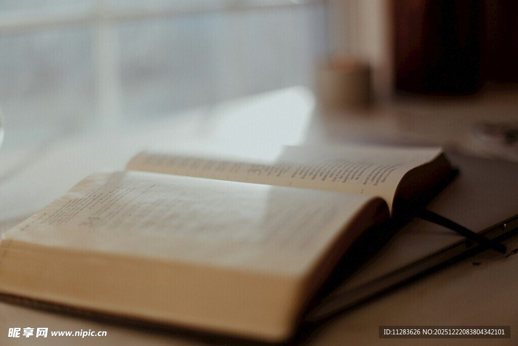 翻开的书本置于桌前