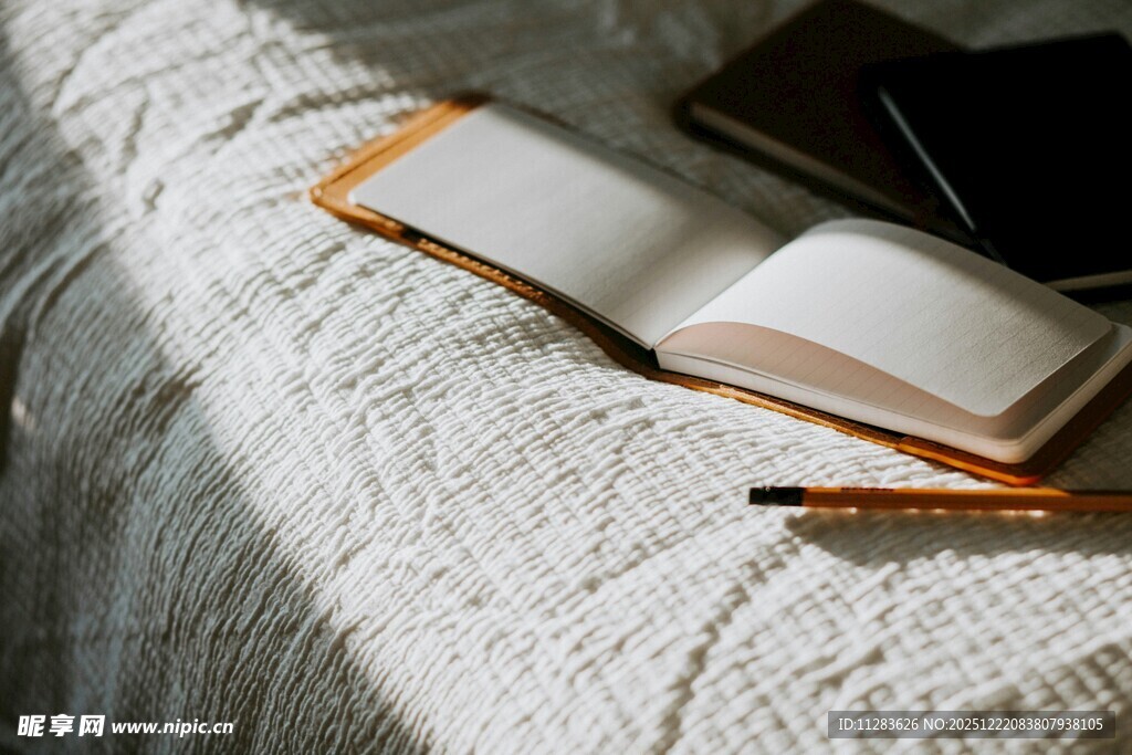 沙发上翻开的书籍与文具