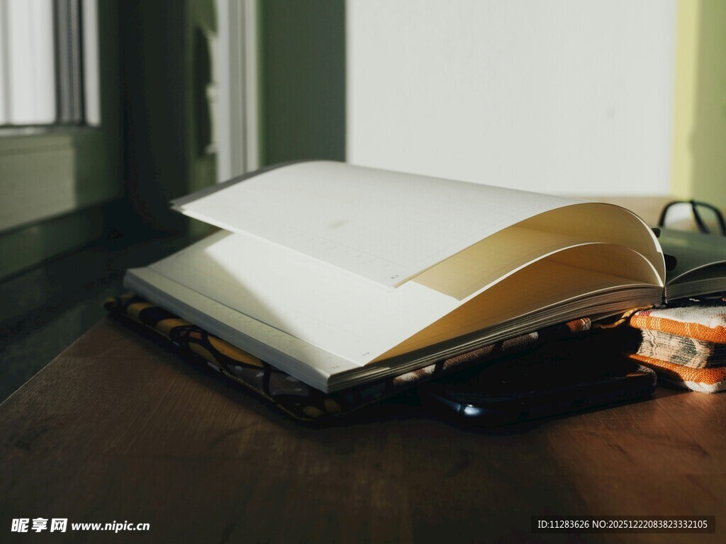 翻开的书本置于复古环境中