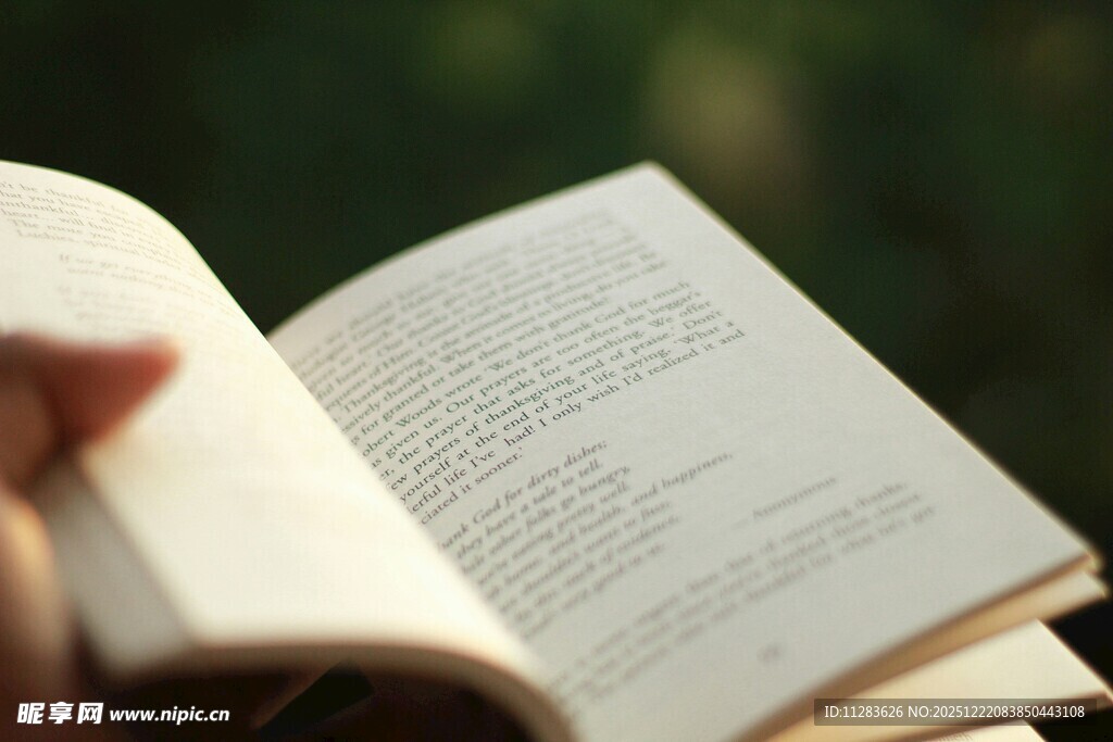手捧翻开的书籍