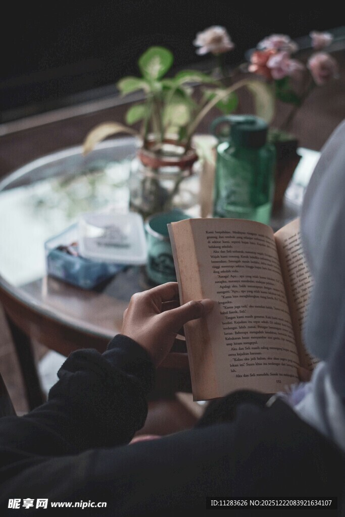 桌边手捧书卷的惬意时光