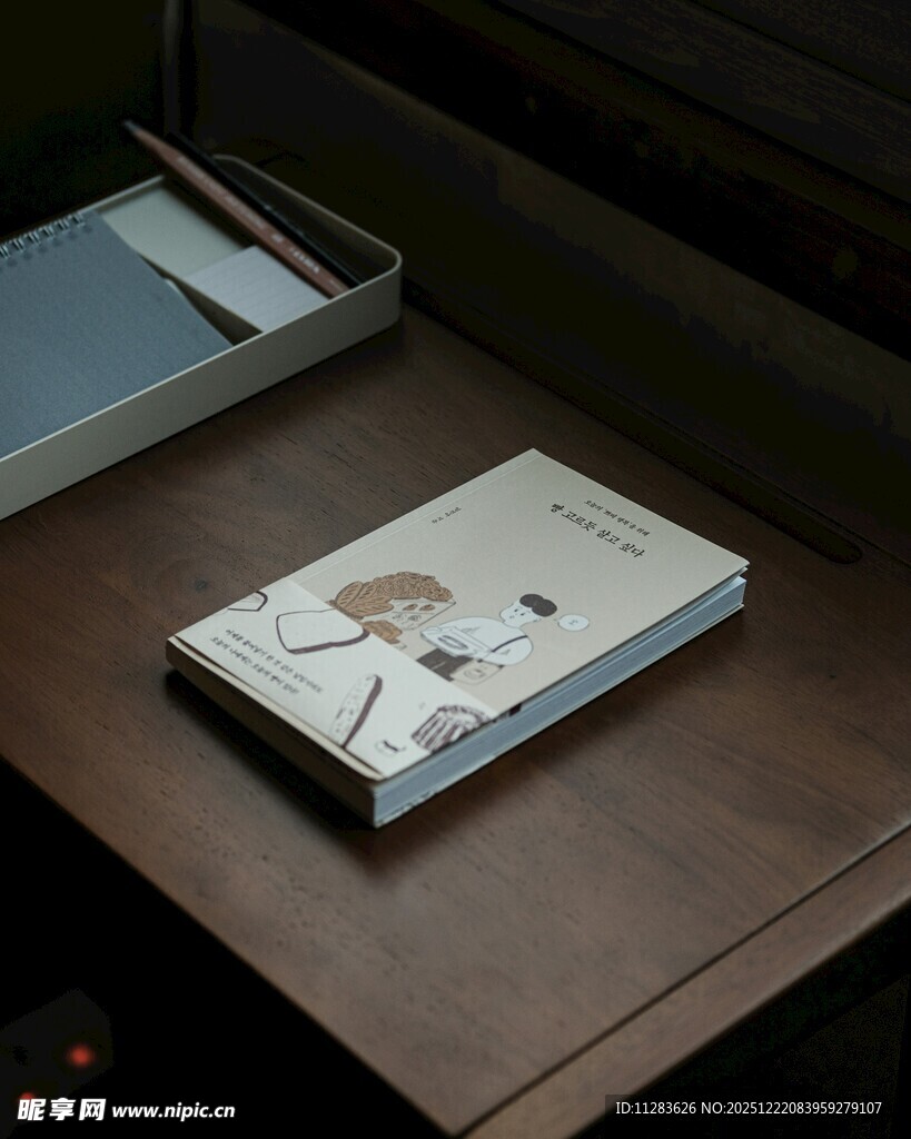 桌上的书籍与物件