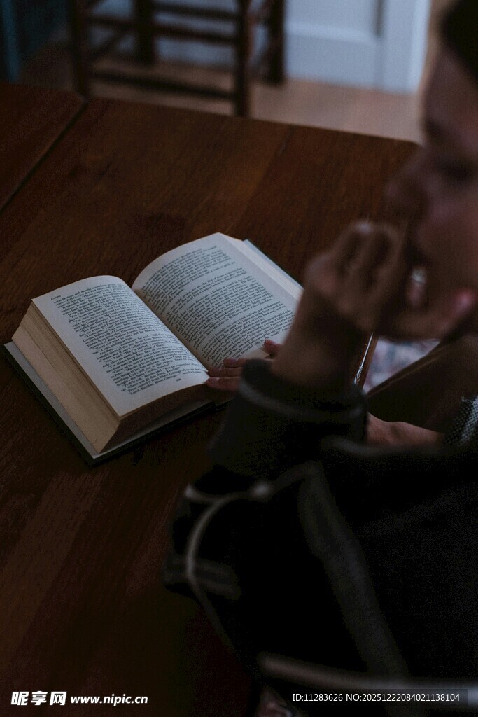 孩子专注阅读于室内