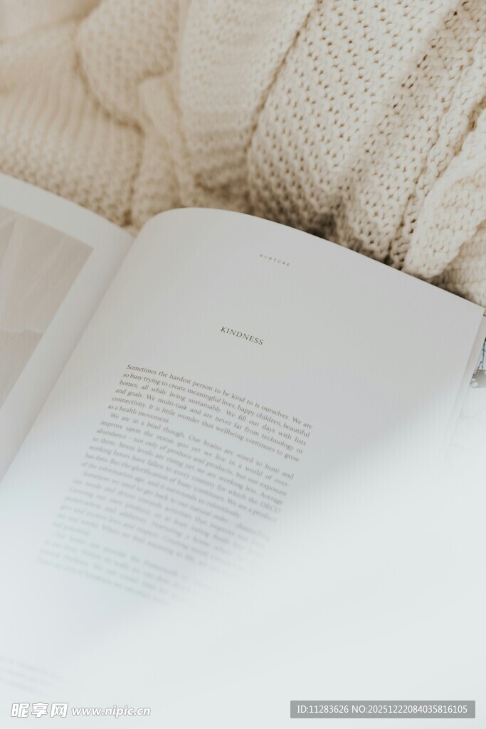 翻开的素雅书籍与柔软织物