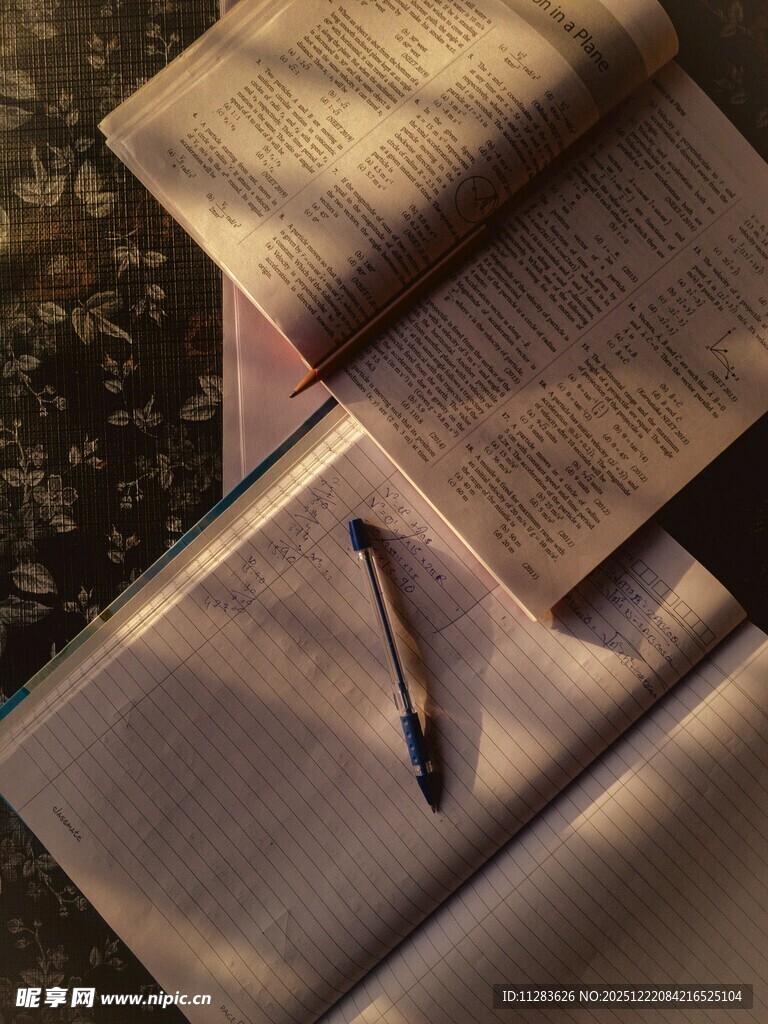 翻开的书卷与笔的静谧时刻