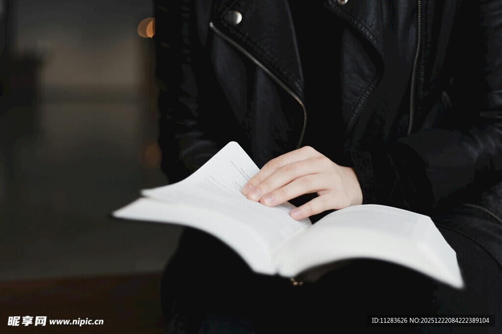 手捧翻开的书的人物形象