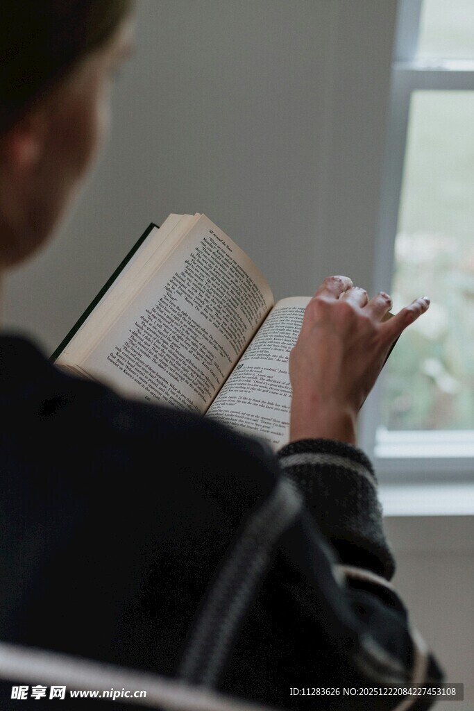 阅读中的人物特写