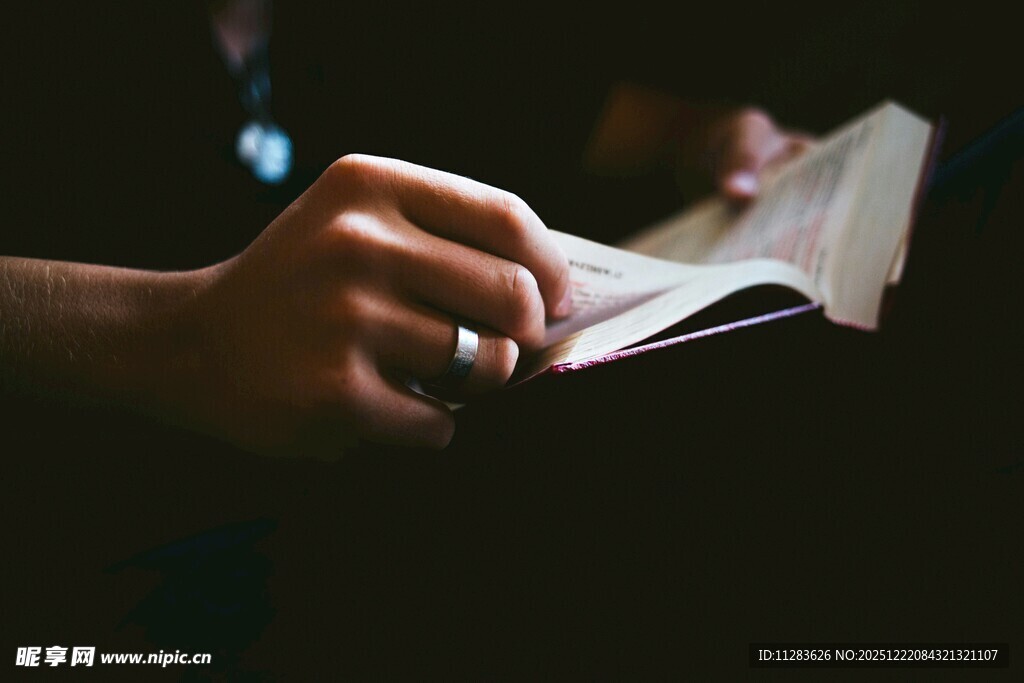 手捧书卷的阅读瞬间