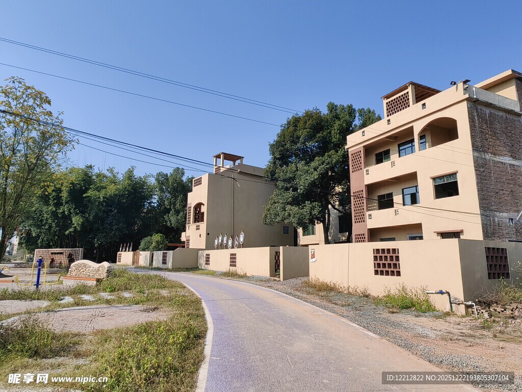 乡村路旁的多层建筑