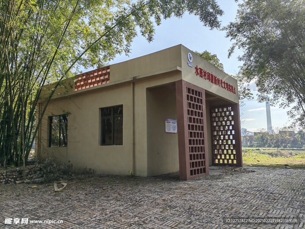 乡村路旁的简易小屋