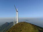 山顶上的风力发电机组