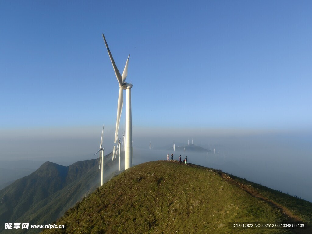山顶上的风力发电机组