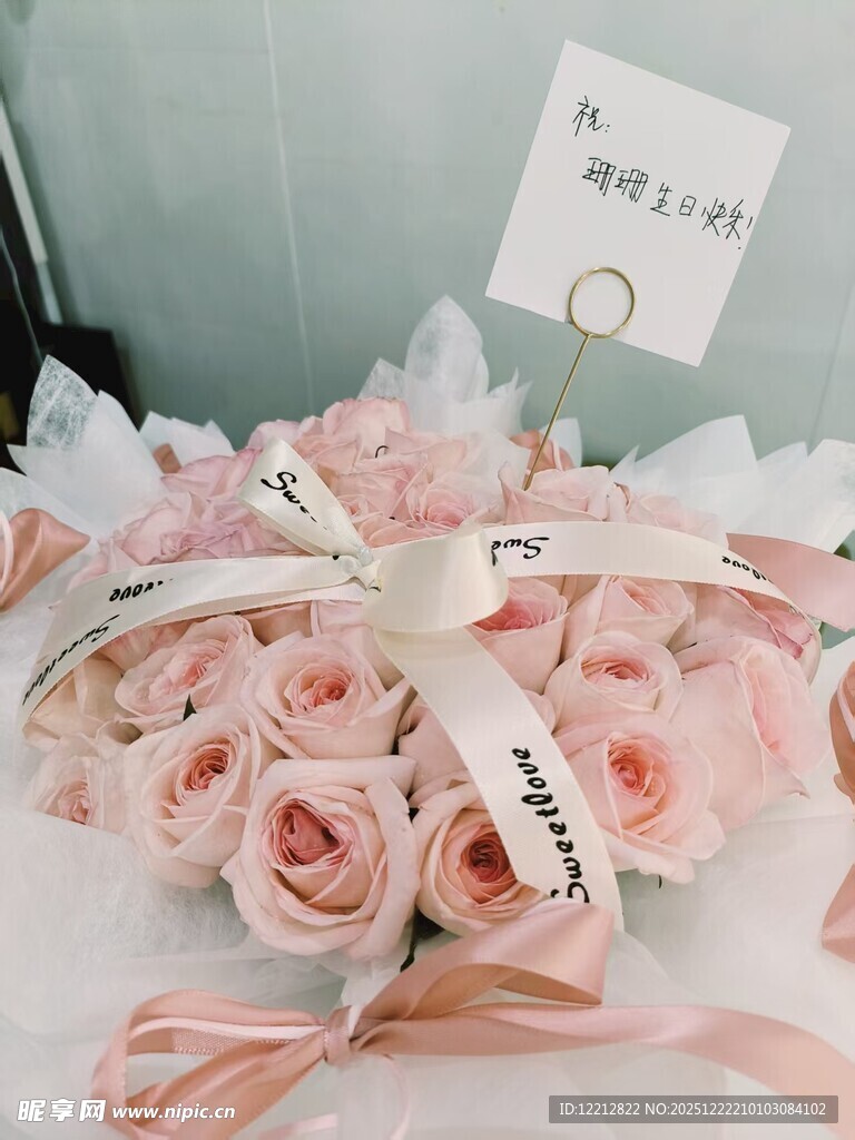 粉色玫瑰礼盒浪漫呈现