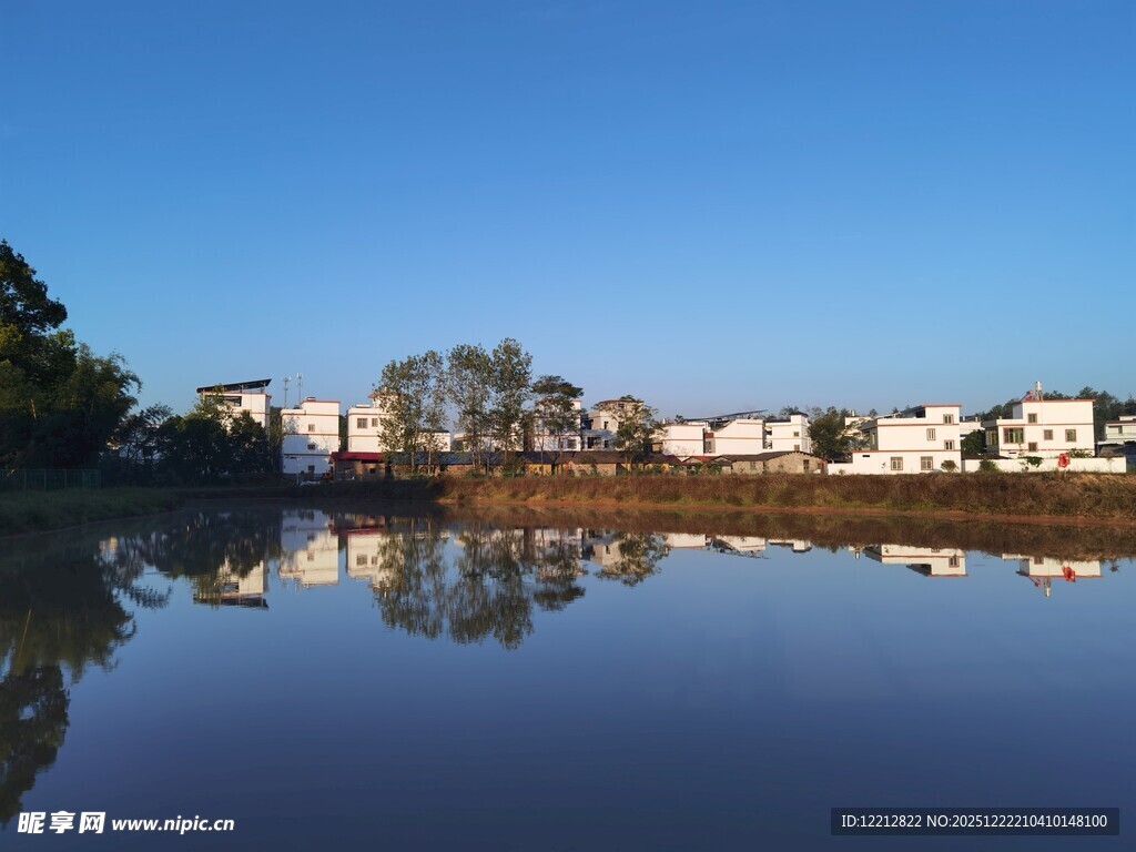 湖畔乡村风光宁静倒影