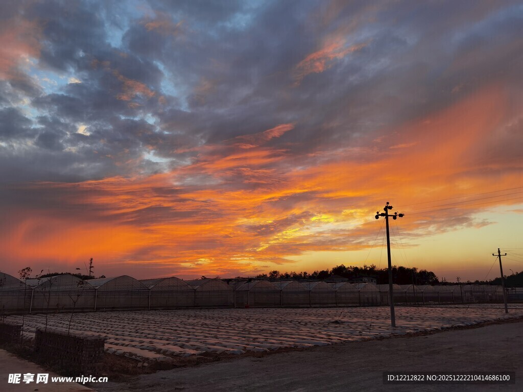 夕阳下的绚烂天空与田野