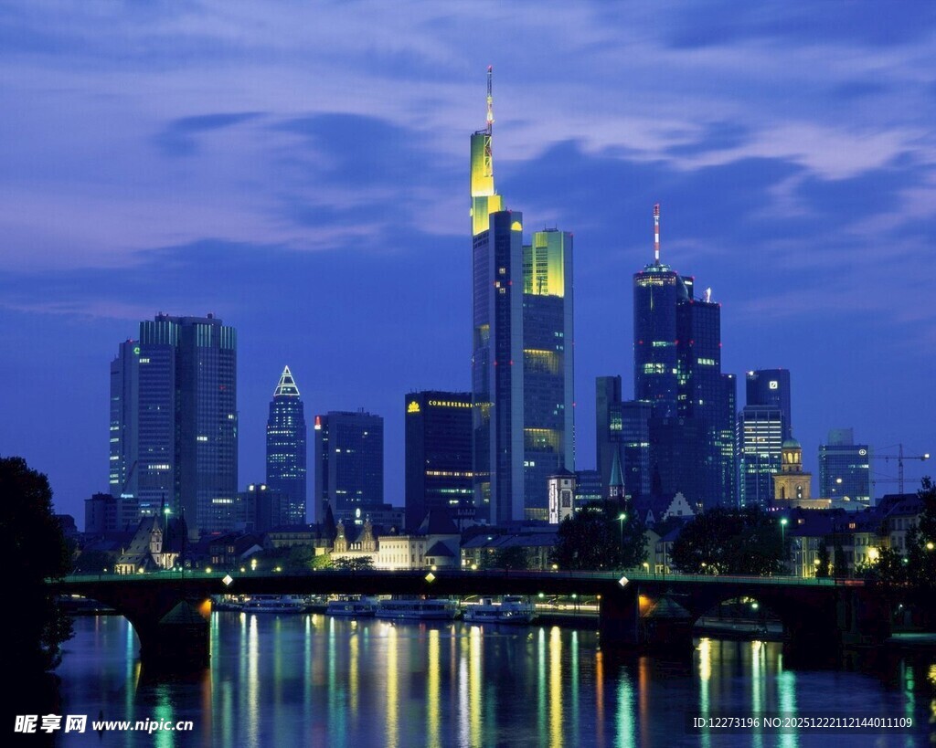 夜幕下的法兰克福城市景观