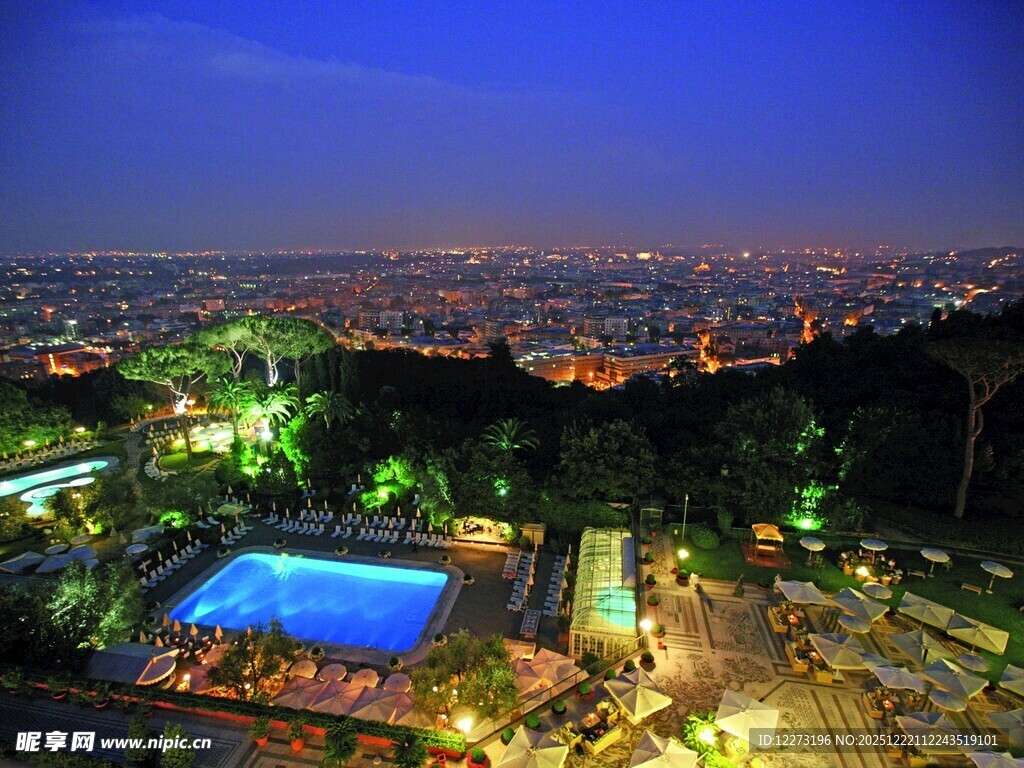 城市夜景中的璀璨泳池