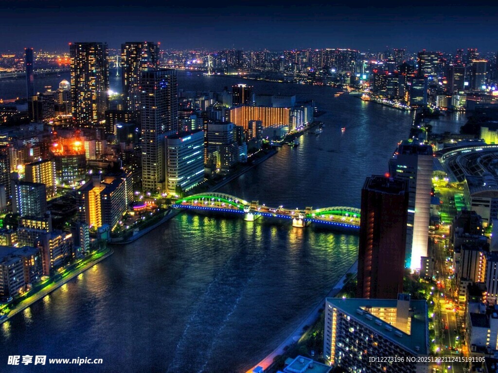 城市夜景中的璀璨河畔风光